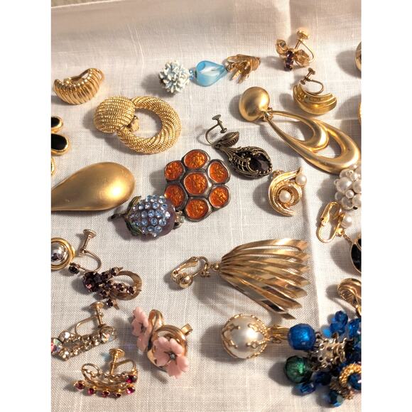 Lot of Vintage Gold Tone Clip On Screw Back Single Earrings - Picture 4 of 9